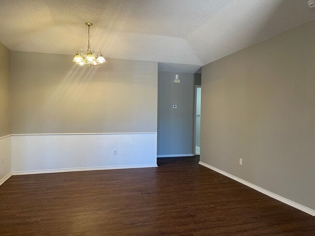 Building Photo - Pre-Leasing  - 3 bed 2 bath
