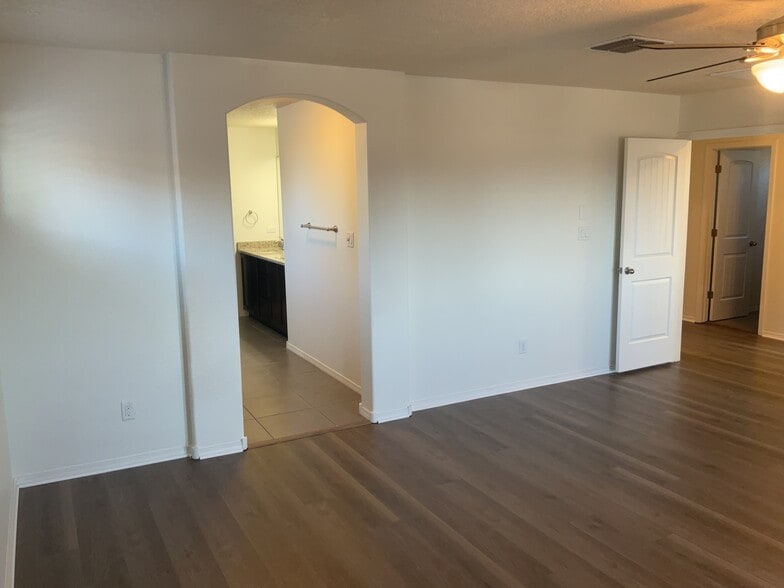 Building Photo - 904 Crown Ct NE