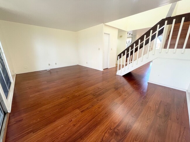Building Photo - Well Maintained 3 Bed, 2.5 Bath Townhome i...