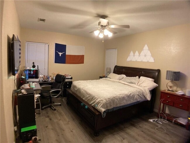 Building Photo - 5501 Duval St