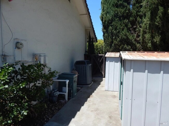 Building Photo - 400 Seville Pl