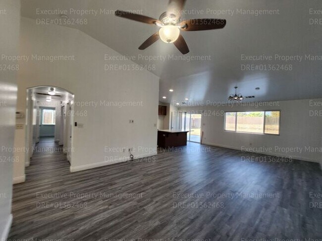 Building Photo - 4 bedroom/ 2 bathroom located in the South...