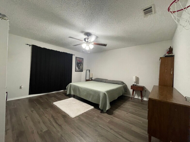 Building Photo - 9408 Octavia Ln