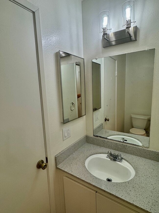 Building Photo - Spacious Upstairs Two-Bedroom 1 & 1/2 Bath...