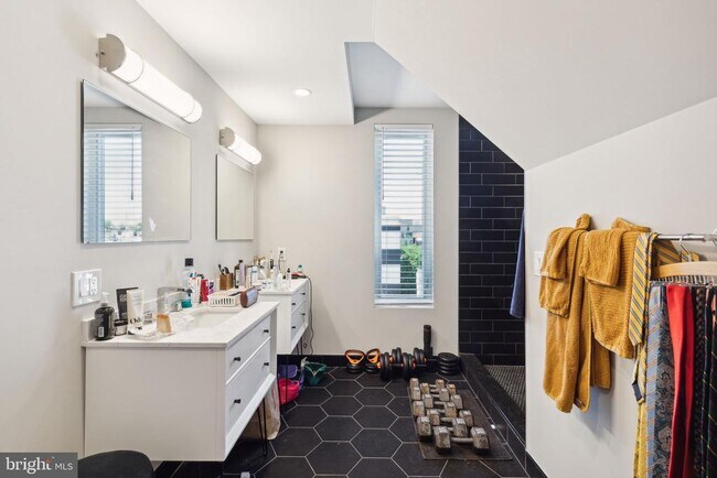 Building Photo - 1510 N Hollywood St