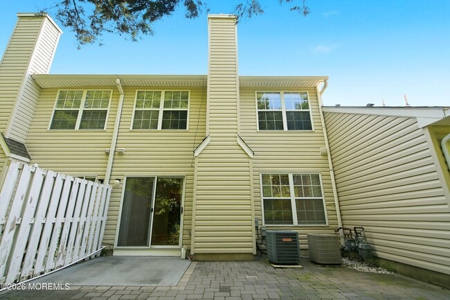 Building Photo - 702 Carnation Dr