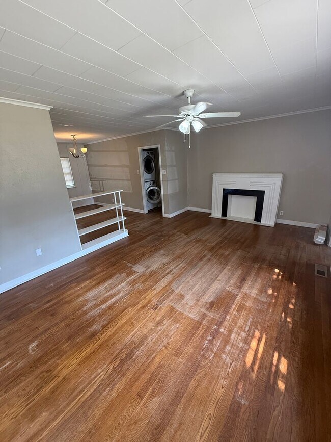 Building Photo - 2/1 in heart of Lubbock!