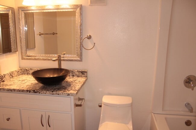 Building Photo - Nice 1000 SF Townhouse for rent in gated c...