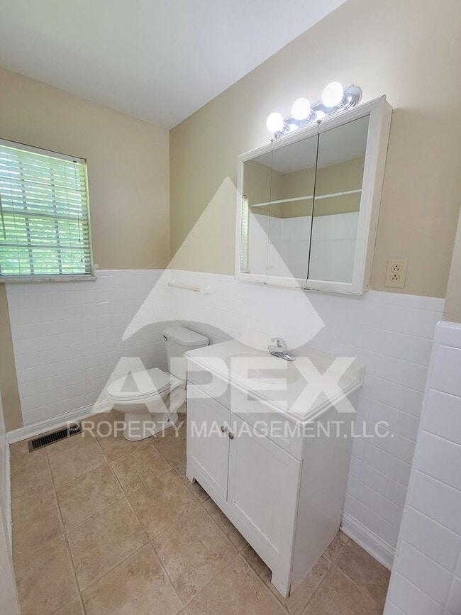 Building Photo - Spacious 3-Bd 2 BA Single Family home w/ B...