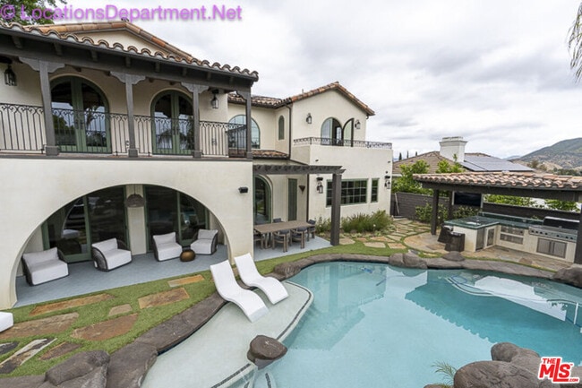 Building Photo - 5861 Ridgebrook Dr