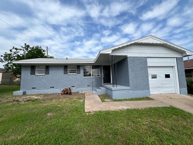 Primary Photo - 3313 SW Salinas- AVAILABLE NOW!
