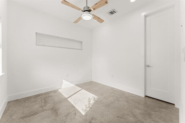 Building Photo - 6201 Caddie St