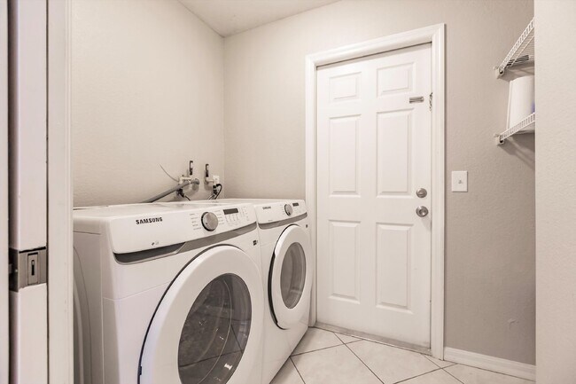 Building Photo - "Charming 3-Bedroom Home with 2 Full Baths and Spacious 2537 Sq Ft in North Port, FL!"