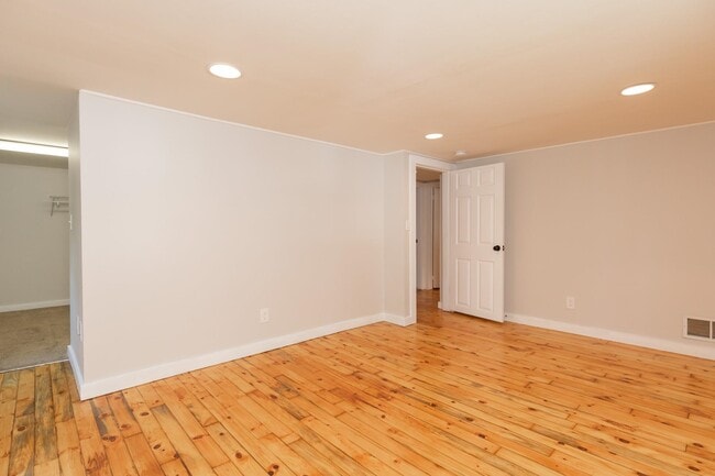 Building Photo - 400 Colonial Dr
