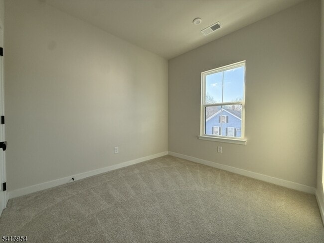 Building Photo - 106 E Stiger St