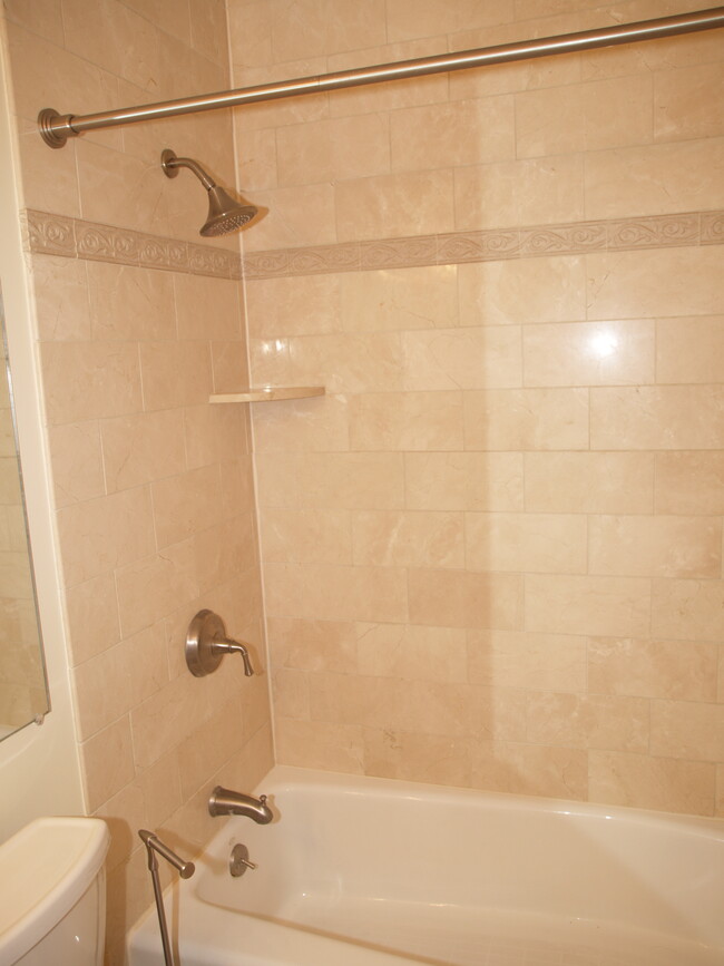 2nd Floor Main Full Bathroom - 3287 Sutton Pl NW