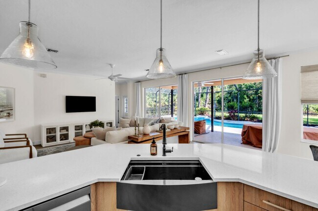 Building Photo - Stunning 5 bed Pool Home - Country Club
