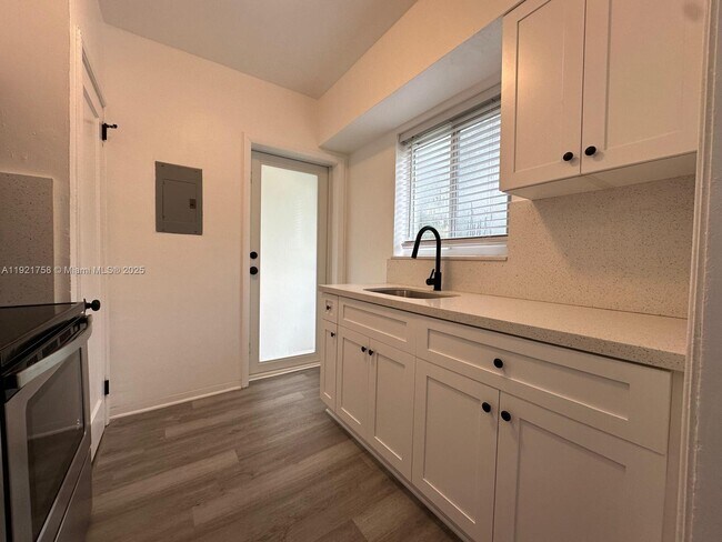 Building Photo - 1567 S Le Jeune Rd