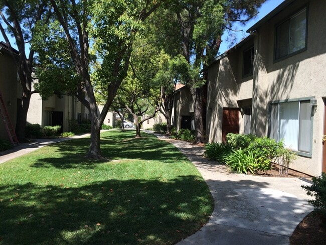 Building Photo - Decker Townhome