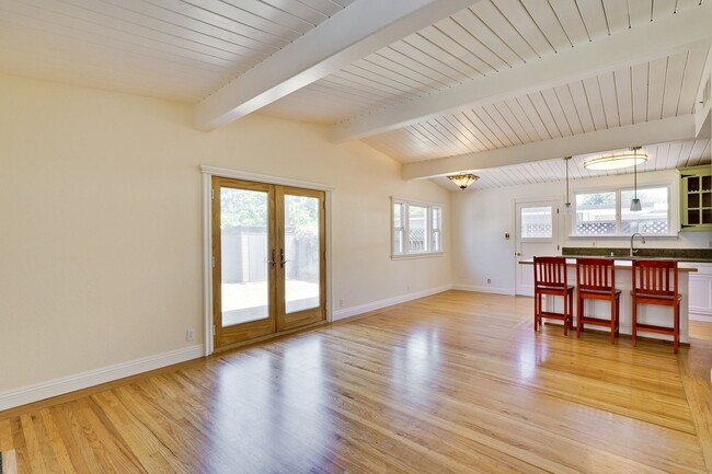 Building Photo - Beautifully Remodeled Home in Prime Cambri...