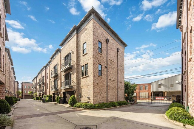 Building Photo - 2825 Hicks St
