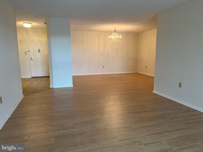 Building Photo - 15100 Interlachen Dr