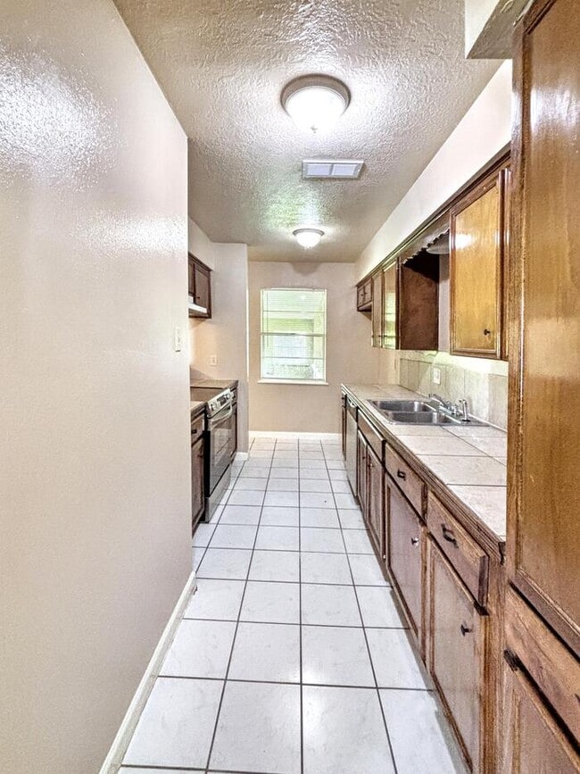 Building Photo - 3-Bedroom, 2-Bathroom Home in Convenient L...