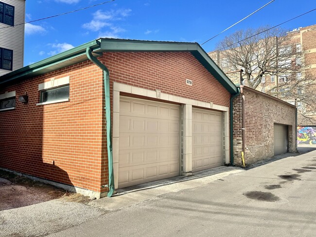 Building Photo - 5719 N Kenmore Ave