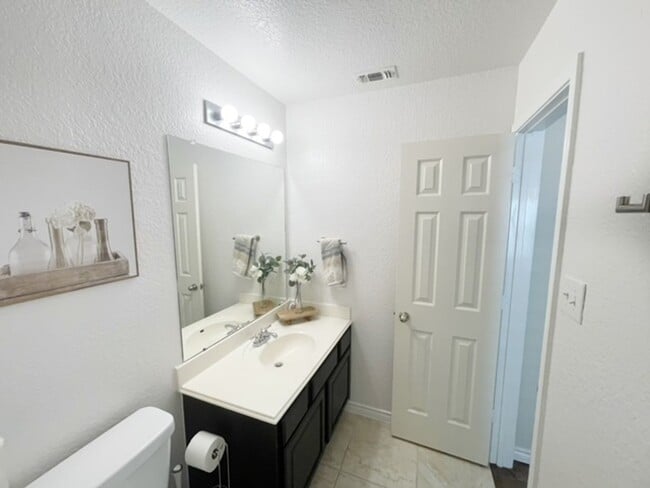 Building Photo - 3BED/2BATH Home for lease! Available NOW!