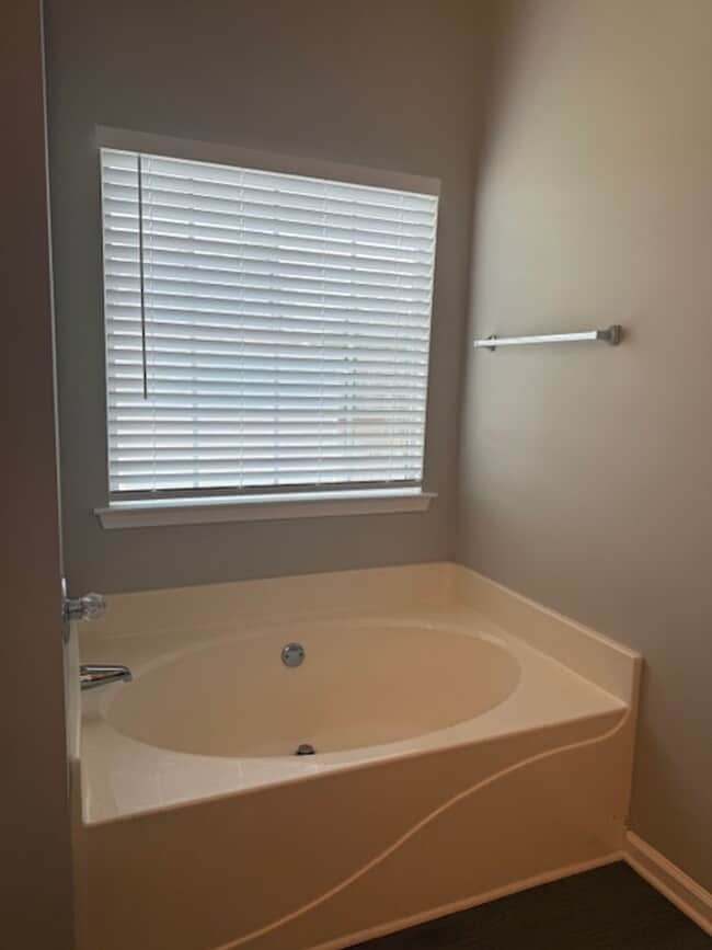 Building Photo - BEAUTIFUL 4BR / 2.5BATH IN HAMPTON!