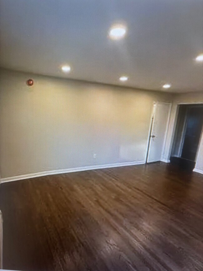 Building Photo - 122 Elmwood Ave