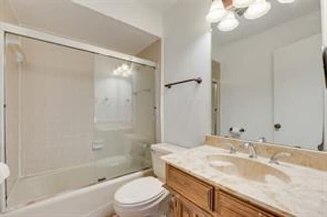 Building Photo - Spacious Plano Home with Swimming Pool!  A must see!