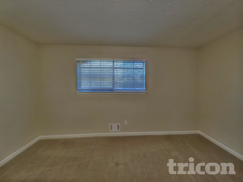 Building Photo - 30 Carriage Cir