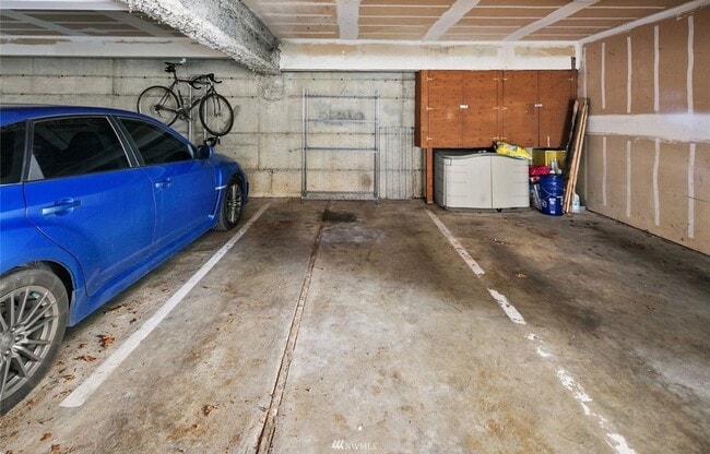 Building Photo - Updated, light flooded corner 1 bedroom 1 bath condo in Madison Valley