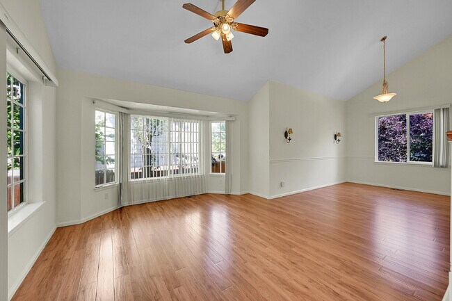 Building Photo - $2,895.00, 3-bed, 3.5-bath with bonus room...