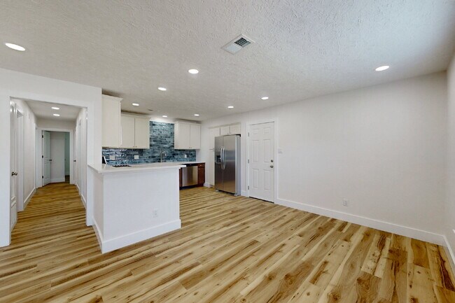 Building Photo - 3/2 Move-In Ready with Washer, Dryer, Refrigerator & Lawn Care Included!