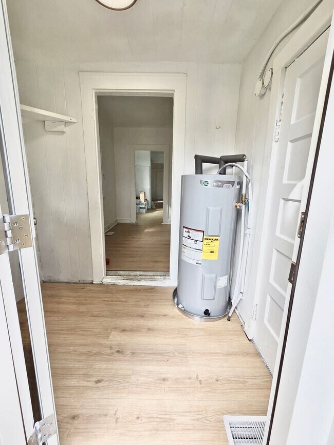 Building Photo - ***4 Bed RENOVATED house/ODU Students welcome! Granite countertops