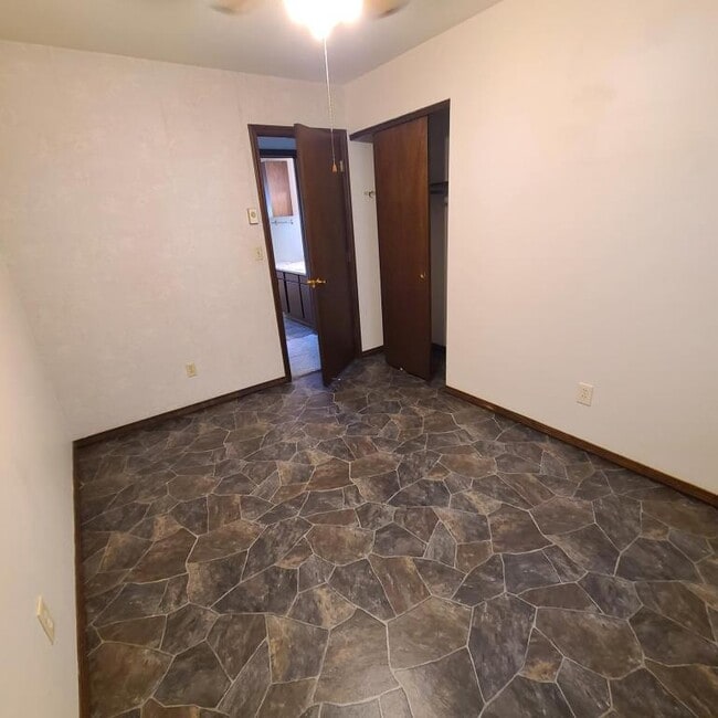 Building Photo - 912 East Ave