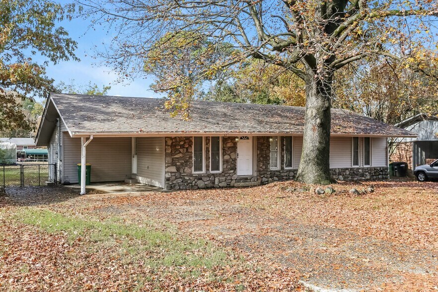 Building Photo - 12 Deerfield Dr