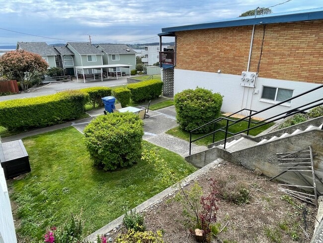 Building Photo - Moore (1371 SE 9th Ave &amp; 1370 SE 10th Ct.)