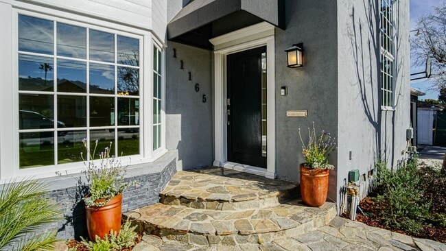 Building Photo - 5 bedroom, 5.5 bath, 4800 sq ft Prime Studio City Home with Pool and Hollywood Hills views