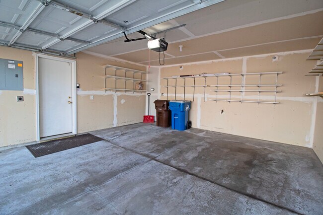 Building Photo - 6580 Olive Ln N