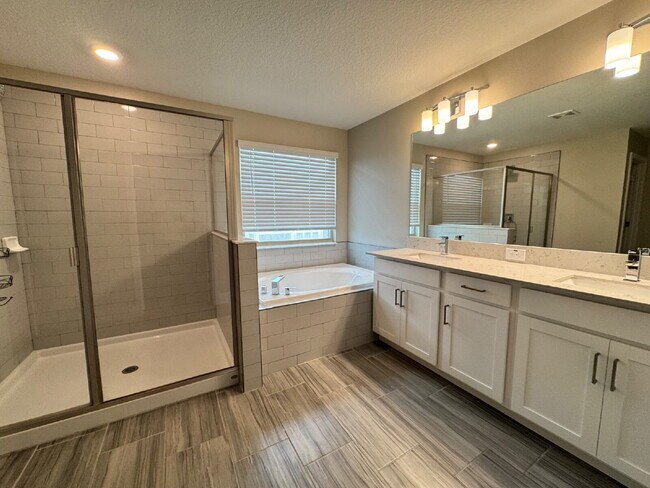 Building Photo - "Spacious 4-Bed Home with Granite Countert...