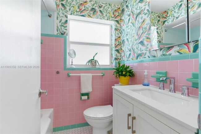 Building Photo - 1639 NE 27th Dr