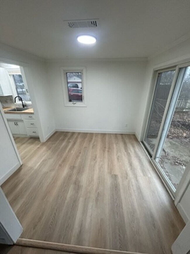 Building Photo - 3 bed 2 bath fenced in yard!!