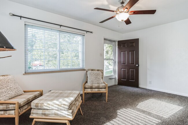 Living room - 401 E Maxwell Ln