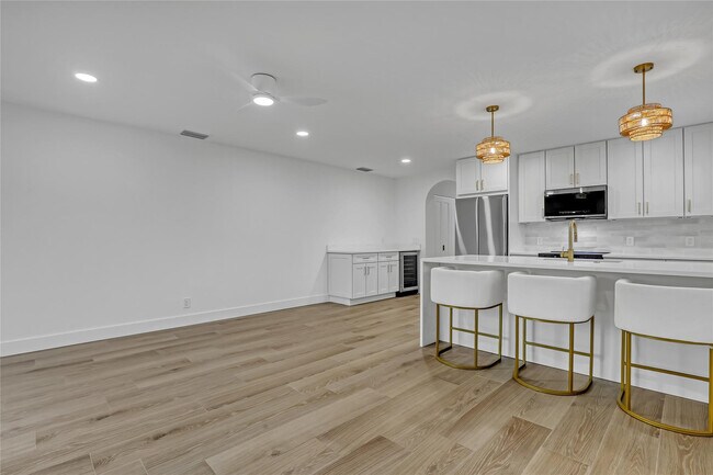 Building Photo - 416 W Mango St