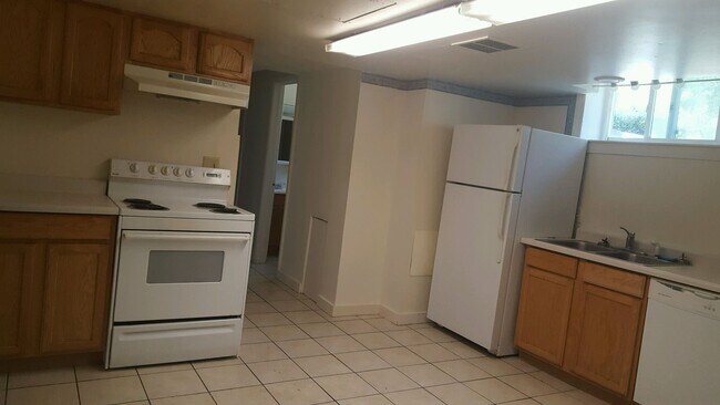 Building Photo - Hey Students.  3 bedroom Mid town off Stephens