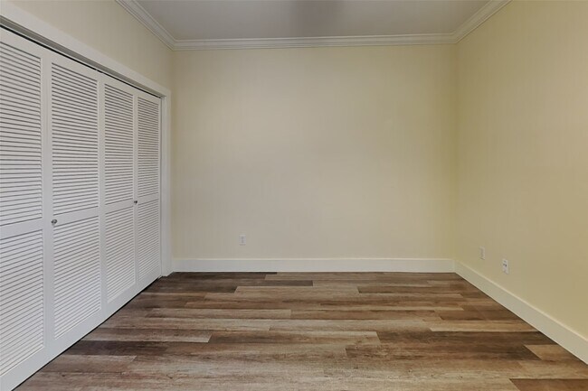 Building Photo - 2100 Tanglewilde St