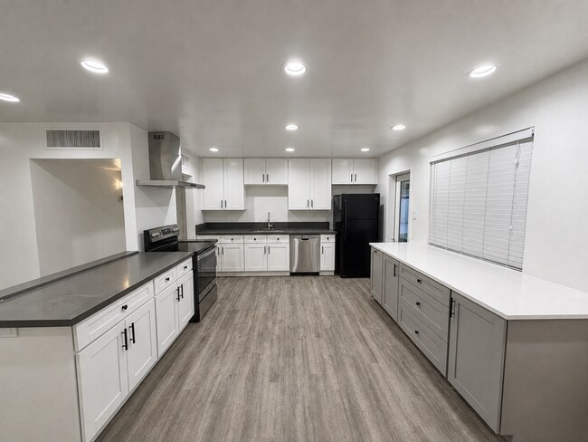 Building Photo - 1716 S Shafer Dr